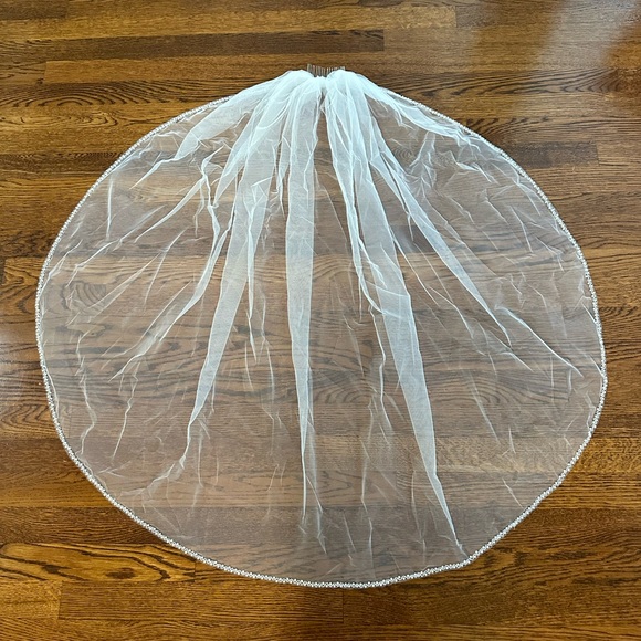 Wedding Veil Pearls & Crystals Beaded Edge, Fingertip Length 38.5” Bridal Veil - Picture 5 of 16